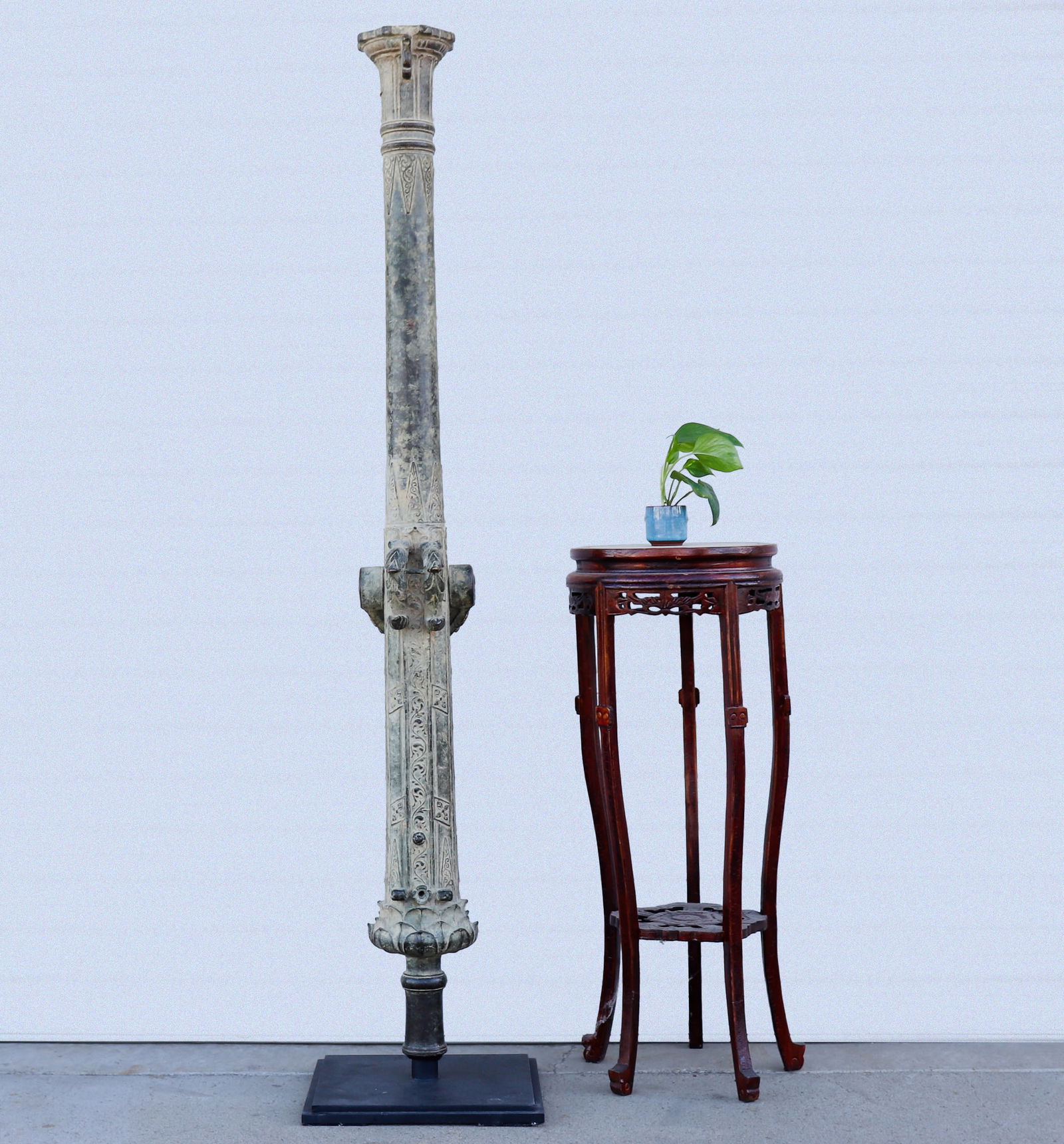 LARGE BRONZE SWIVEL CANNON (LELA / LANTAKA): Finely cast bronze swivel cannon traditionally referred to as a lantaka, though more accurately described in regional terminology as a lela. The elongated barrel of tapering cylindrical form terminati