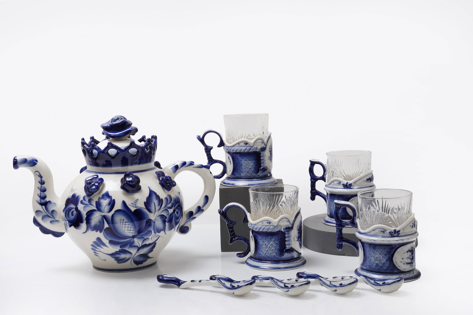 Blue and White Russian Teapot, Tea Cups and Spoon Set.: This exquisite Russian tea set, Produced in the Gzhel region of Russia, a traditional center for ceramic production since the 14th century, features a striking cobalt blue and white color palette.