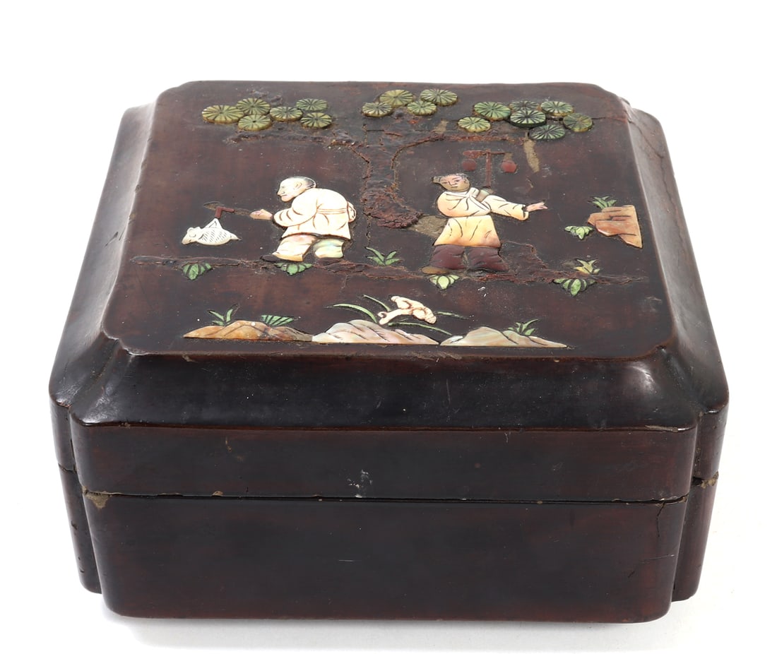 Beautiful Edo Box Japanese, MOP Inlayed: Wonderful hand crafted Japanese jewelry box with mother of pearl inlays as well as jade style inlays throughout. Size 8 1/2" L x 8 1/2" W x 4 1/2" H, weight 1 lb. 13 oz