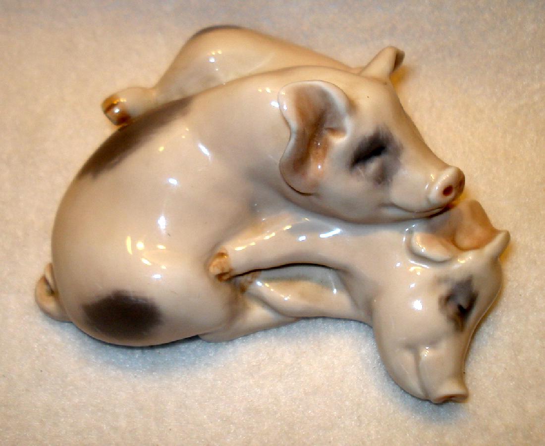 Vintage Royal Copenhagen figurine: Vintage Royal Copenhagen figurine, "Pair of Pigs" #683 roughly 4.25" square and 3"H. In excellent condition.