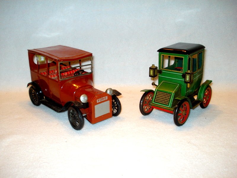 Two vintage tin cars. (1 of 10)