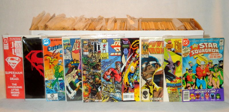 Large lot of 326 comic books. (1 of 10)
