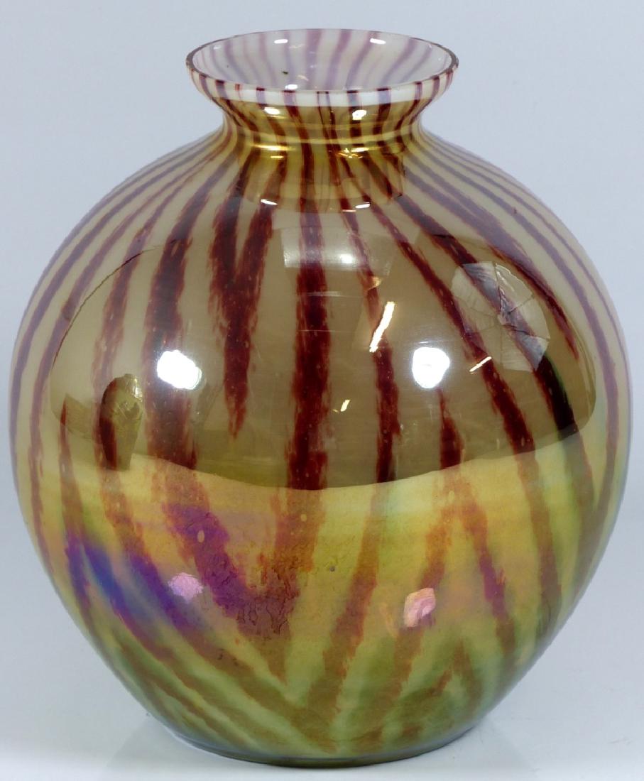 CZECHOSLOVAKIA BALL SHAPED ART GLASS VASE (1 of 8)