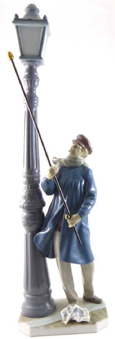 LLADRO 'LAMPLIGHTER' PORCELAIN FIGURINE (1 of 8)