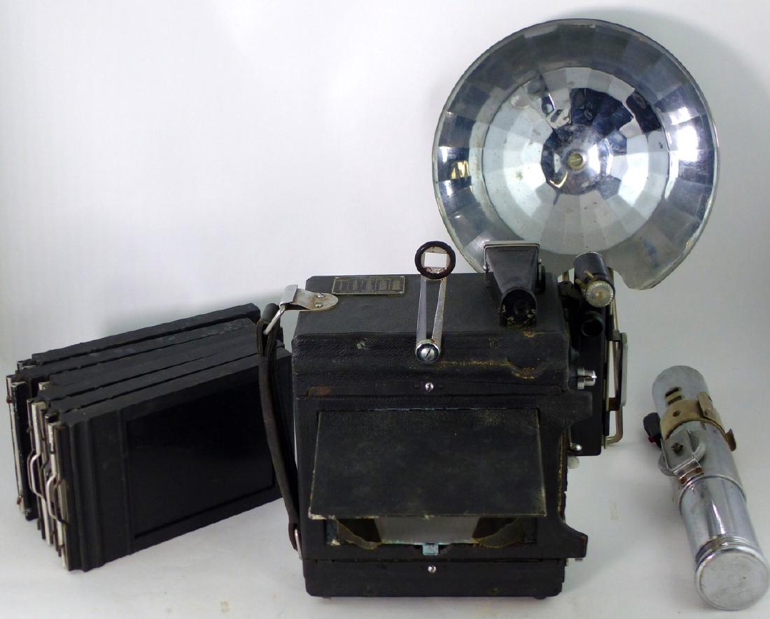 GRAFLEX PACEMAKER SPEED GRAPHIC CAMERA: Graflex Pacemaker speed graphic camera. Includes instruction booklet, case, film magazines and flash. Model 25060. Case measures 17 1/2" (44.5cm) x 9 1/2" (24cm) x 8 1/4" (21cm).