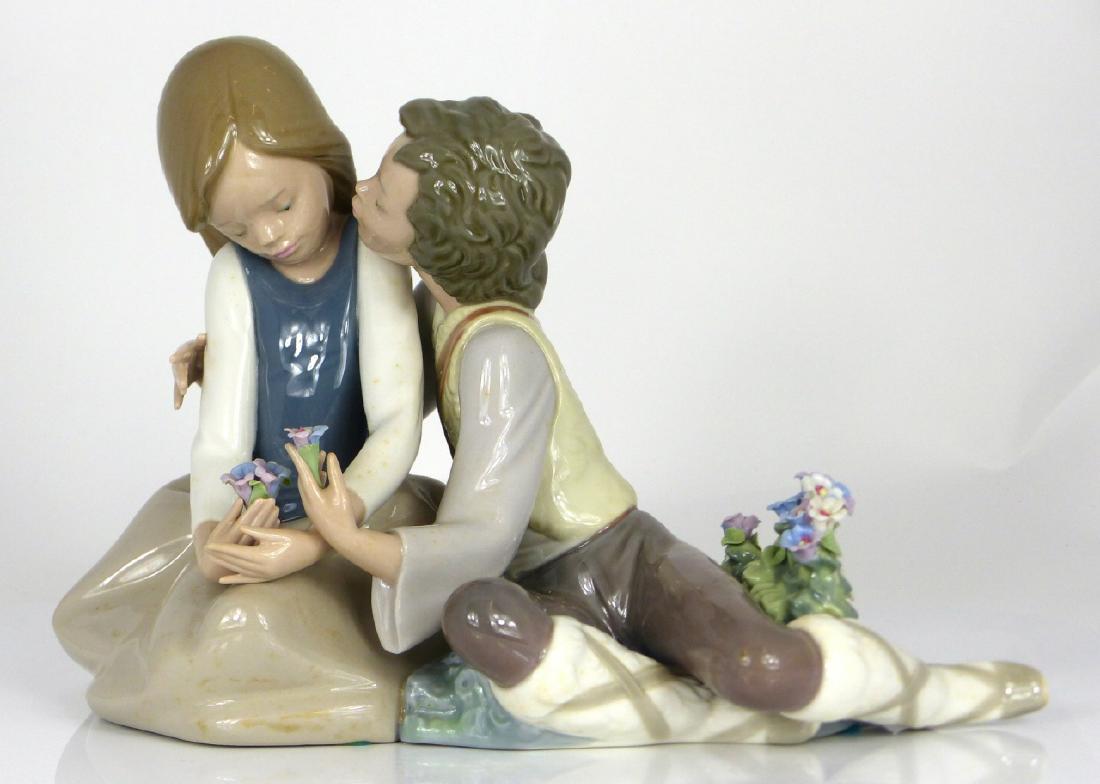 LLADRO 'PRECOCIOUS COURTSHIP' FIGURINE w BOX (1 of 8)