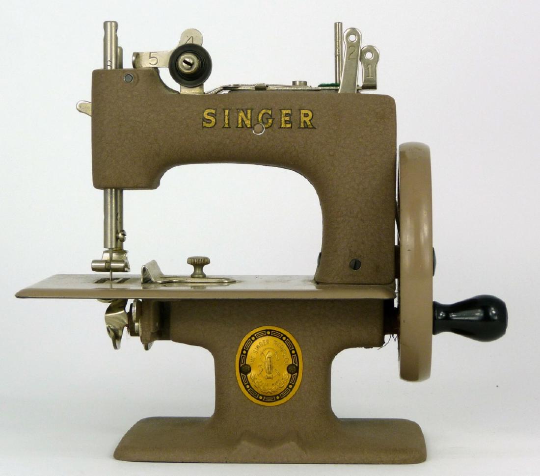 SINGER 'SEW HANDY' MINIATURE SEWING MACHINE: Singer Sewhandy child's toy sewing machine. Measures 7" (17.8cm) length x 6 1/2" (16.5cm) height.