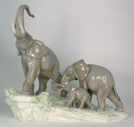 LLADRO 'ELEPHANT FAMILY' PORCELAIN FIGURINE - Jun 8, 2019 | Antiques & Modern Auction Gallery in FL
