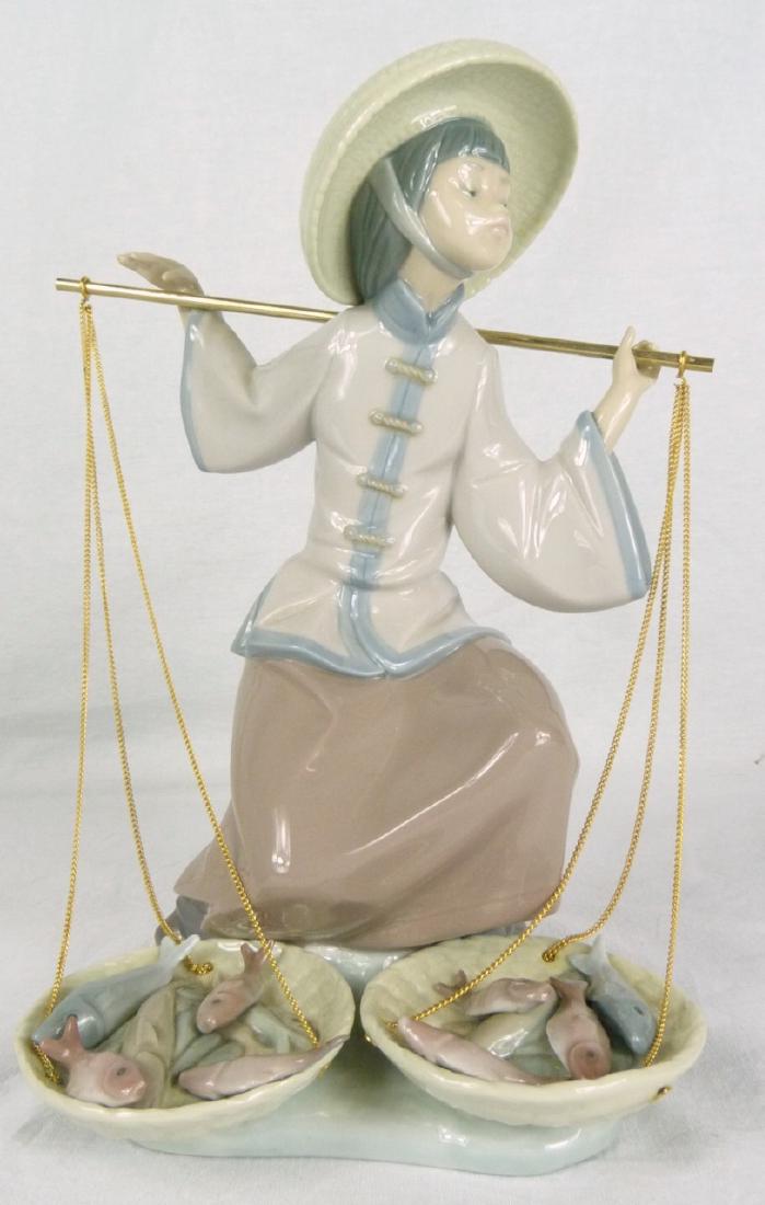 LLADRO 'FISH A PLENTY' PORCELAIN FIGURINE w BOX: Lladro porcelain figure depicting a Chinese fish vendor 'Chinita en el Mercado' #5172. Marked to underside. Figure measures 10" (25.5cm) height. Includes original box.