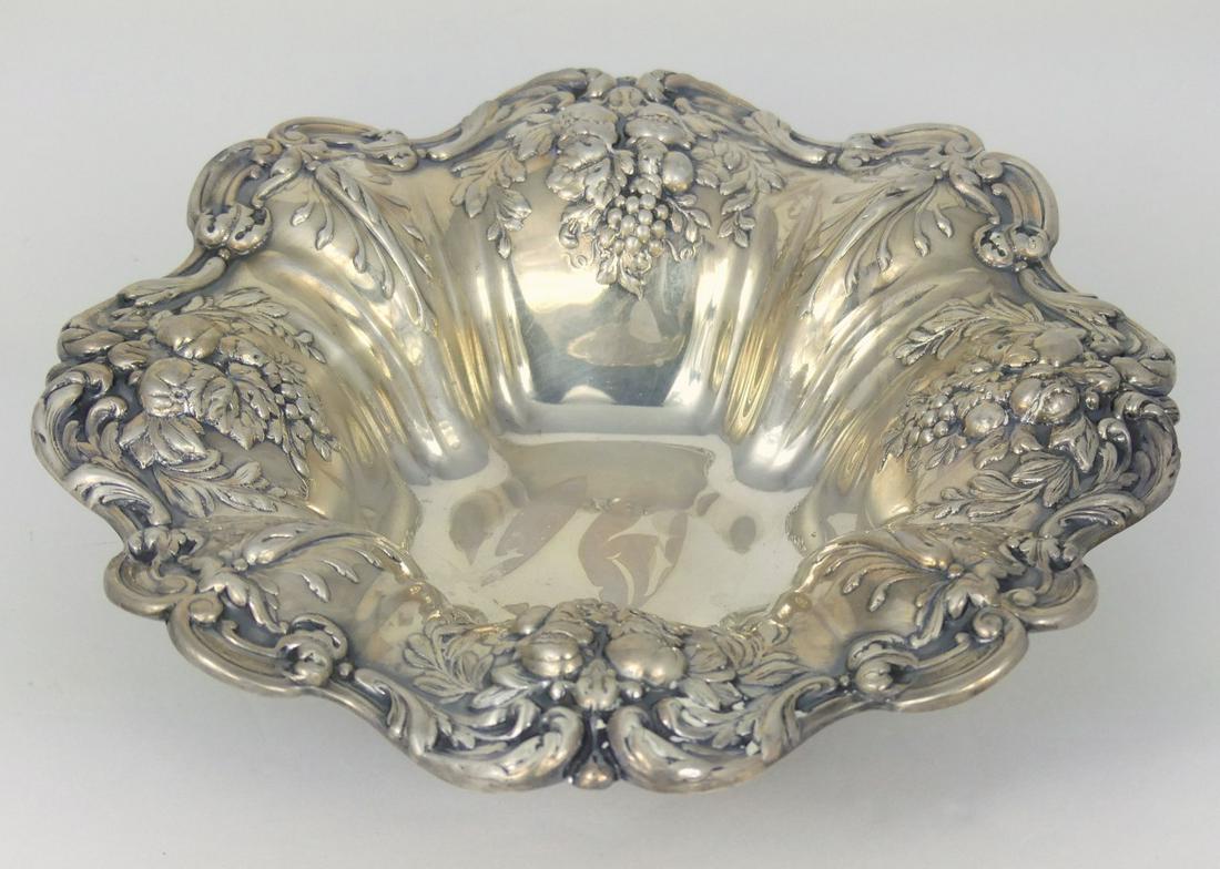 REED & BARTON 'FRANCIS I' STERLING VEGETABLE BOWL: Reed and Barton sterling silver vegetable bowl in the 'Francis I' pattern. Marked Reed & Barton, Sterling, X569, Francis I to underside. Measures 11 3/8" width. Total weight 20.4ozt.