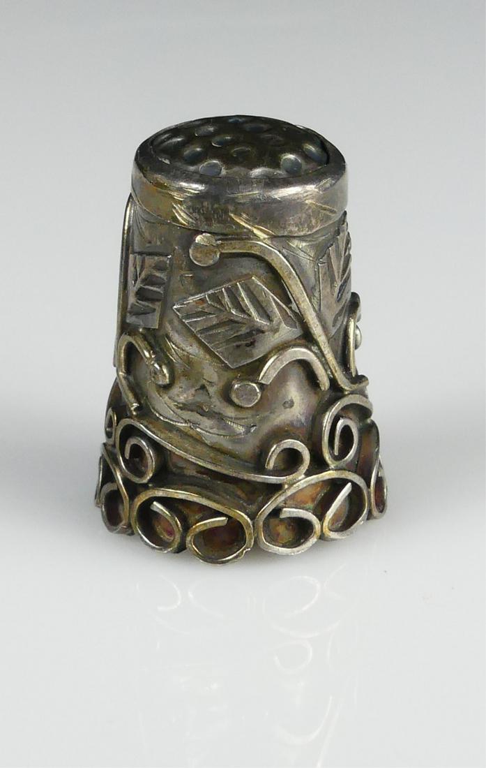 TAXCO MEXICAN STERLING SILVER SEWING THIMBLE: Taxco Mexican sterling silver sewing thimble with foliate design. Measures 15/16" height.