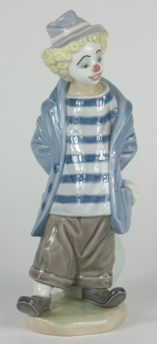 LLADRO 'LITTLE TRAVELER' PORCELAIN FIGURINE w BOX: Lladro 'Little Traveler' clown figure #7602. Marked to underside. Measures 9" height. Includes original box.