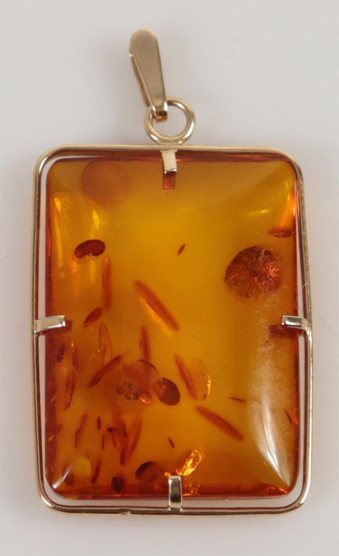 14kt BALTIC AMBER ROSE GOLD PENDANT: Baltic amber pendant having 14kt rose gold frame and bail. Marked 583 and 7RK. Amber measures 33mm x 24mm. Total weight 4.7dwt.