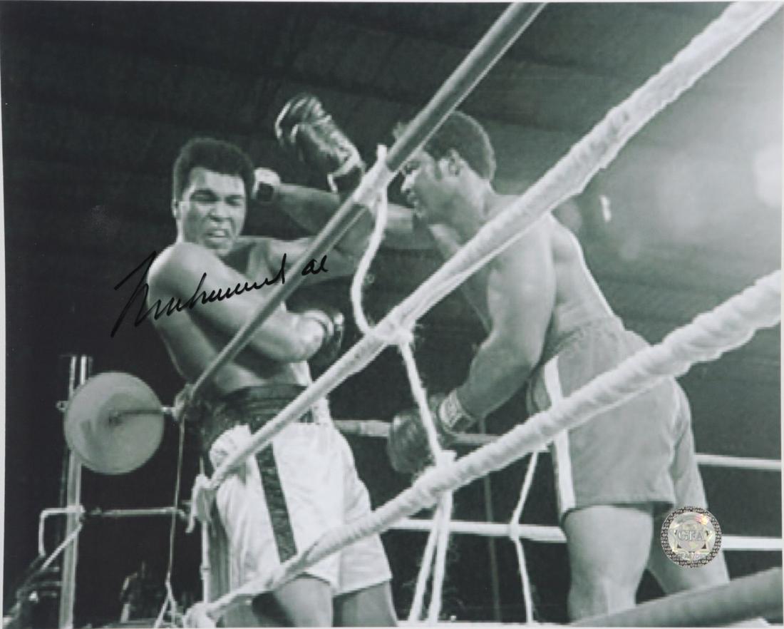 MUHAMMAD ALI SIGNED PHOTOGRAPH: Muhammad Ali autographed photo. Measures 10" x 8". Includes COA #GFAA-70935.