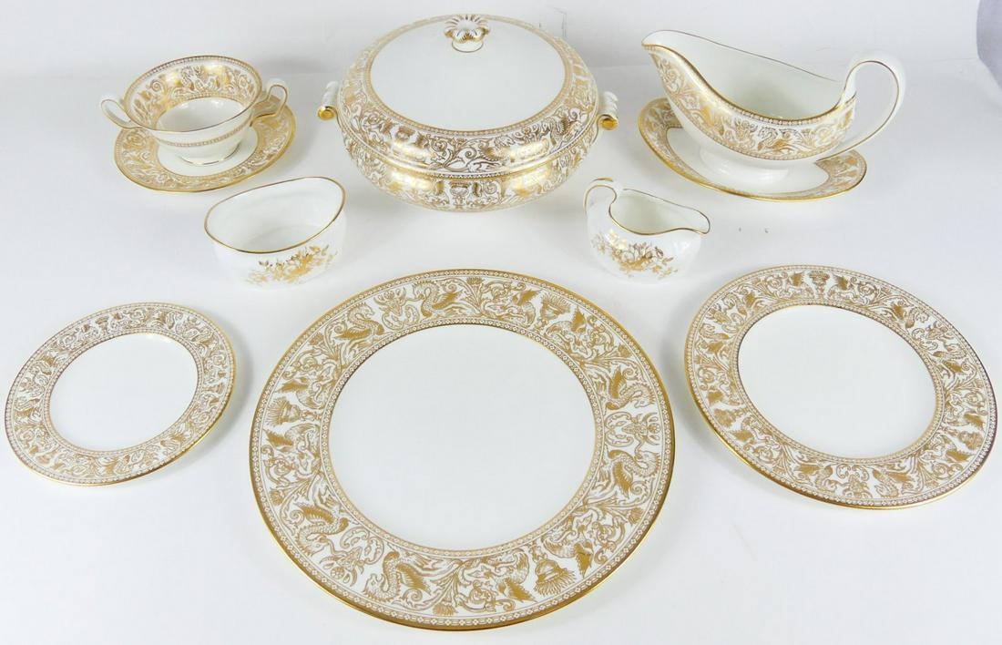 50pc WEDGWOOD GOLD FLORENTINE PORCELAIN CHINA (1 of 16)