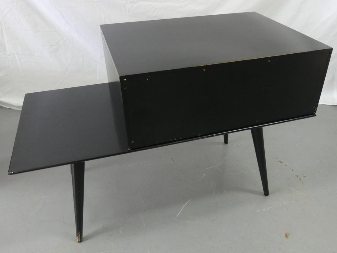PAUL MCCOBB MID-CENTURY MODERN COFFEE TABLE: Paul McCobb mid-century modern coffee table with modular second tier storage drawer. Marked to underside and to inner drawer "Planner Group designed by Paul McCobb, Winchendon Furniture Company, Winch