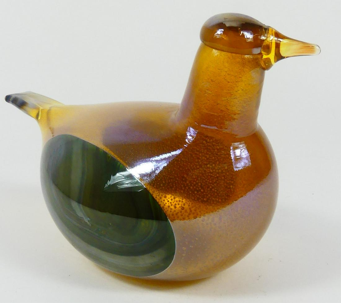 OIVA TOIKKA IITTALA AMBER ART GLASS BIRD: Oiva Toikka (Finnish, b. 1931) Nuutajarvi amber art glass bird. Signed to underside and holds iittala label. Measures 9 1/4" length.