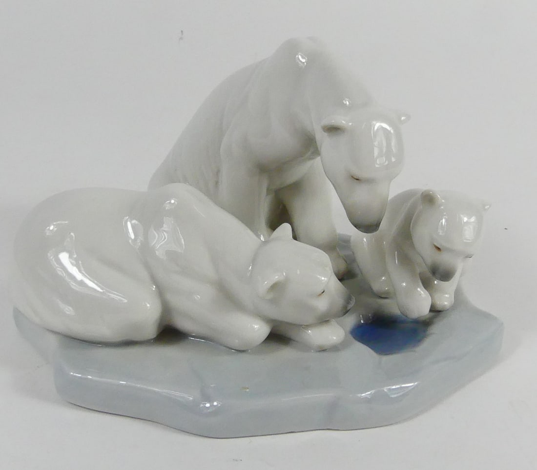 LLADRO 'BEARLY LOVE' PORCELAIN POLAR BEAR GROUP (1 of 7)