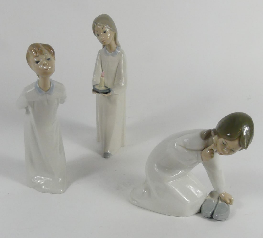 3pc LLADRO PORCELAIN 'CHILDREN IN NIGHTGOWNS': Three Lladro porcelain figurines depicting children in nightgowns. Each marked to underside. Largest measures 8 1/4" height.