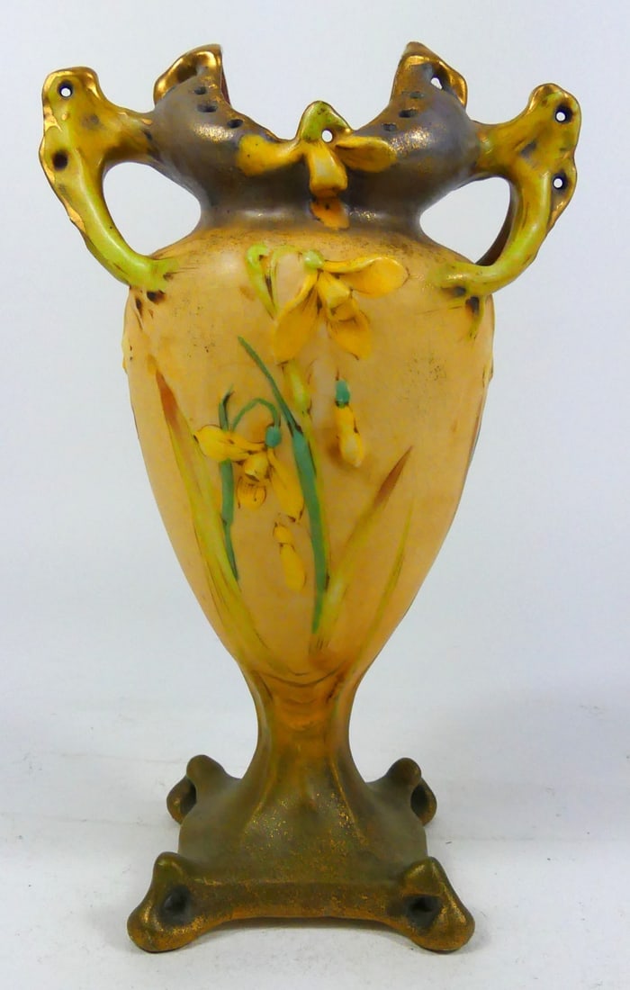 AUSTRIAN PORCELAIN DAFFODIL URN (1 of 7)