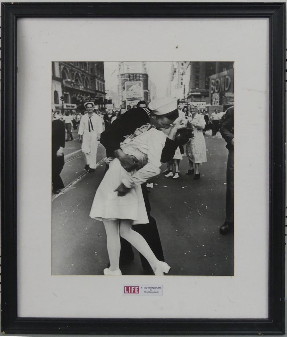 ALFRED EISENSTAEDT 'THE KISS' V-J DAY PHOTO-LITHO (1 of 4)