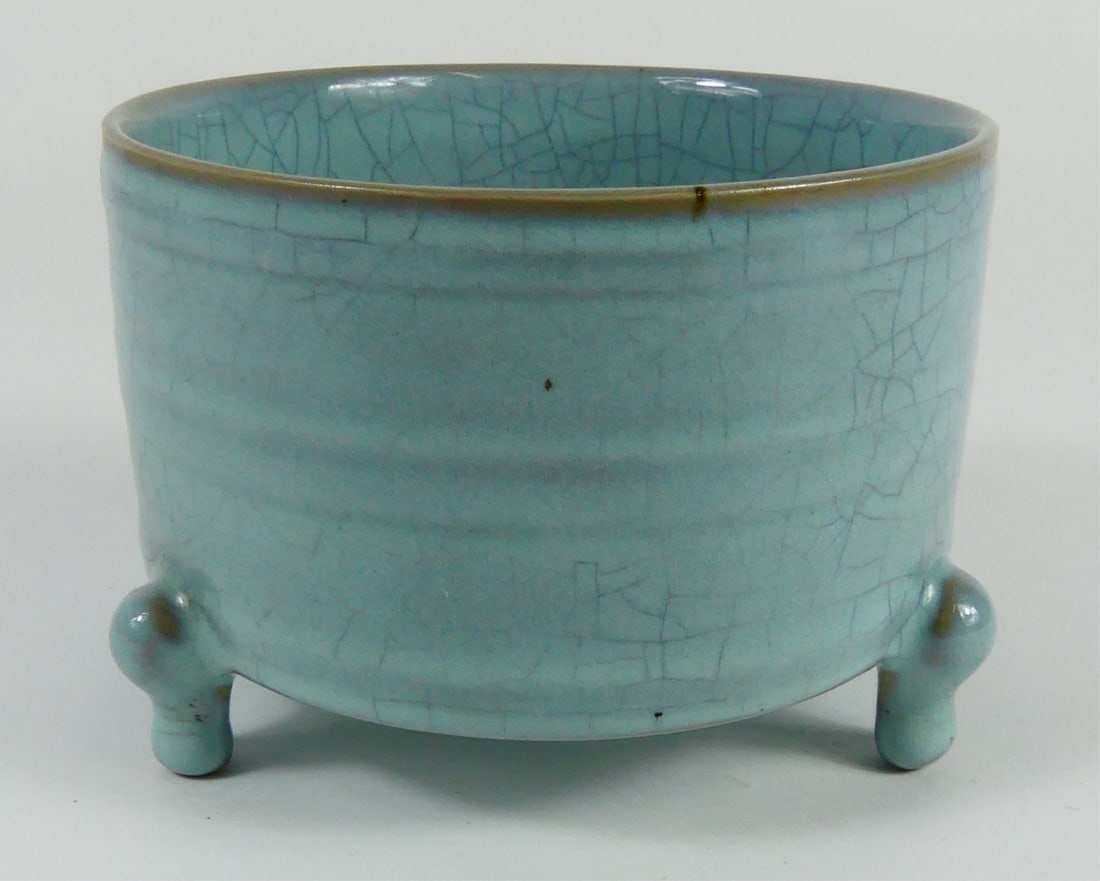 CHINESE CELADON CRACKLE GLAZED TRIPOD CENSER (1 of 7)