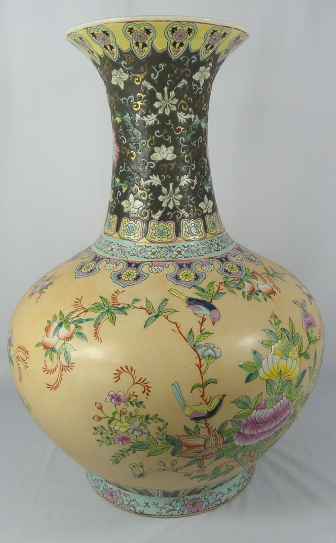 LARGE CHINESE DECORATIVE PORCELAIN VASE (1 of 9)