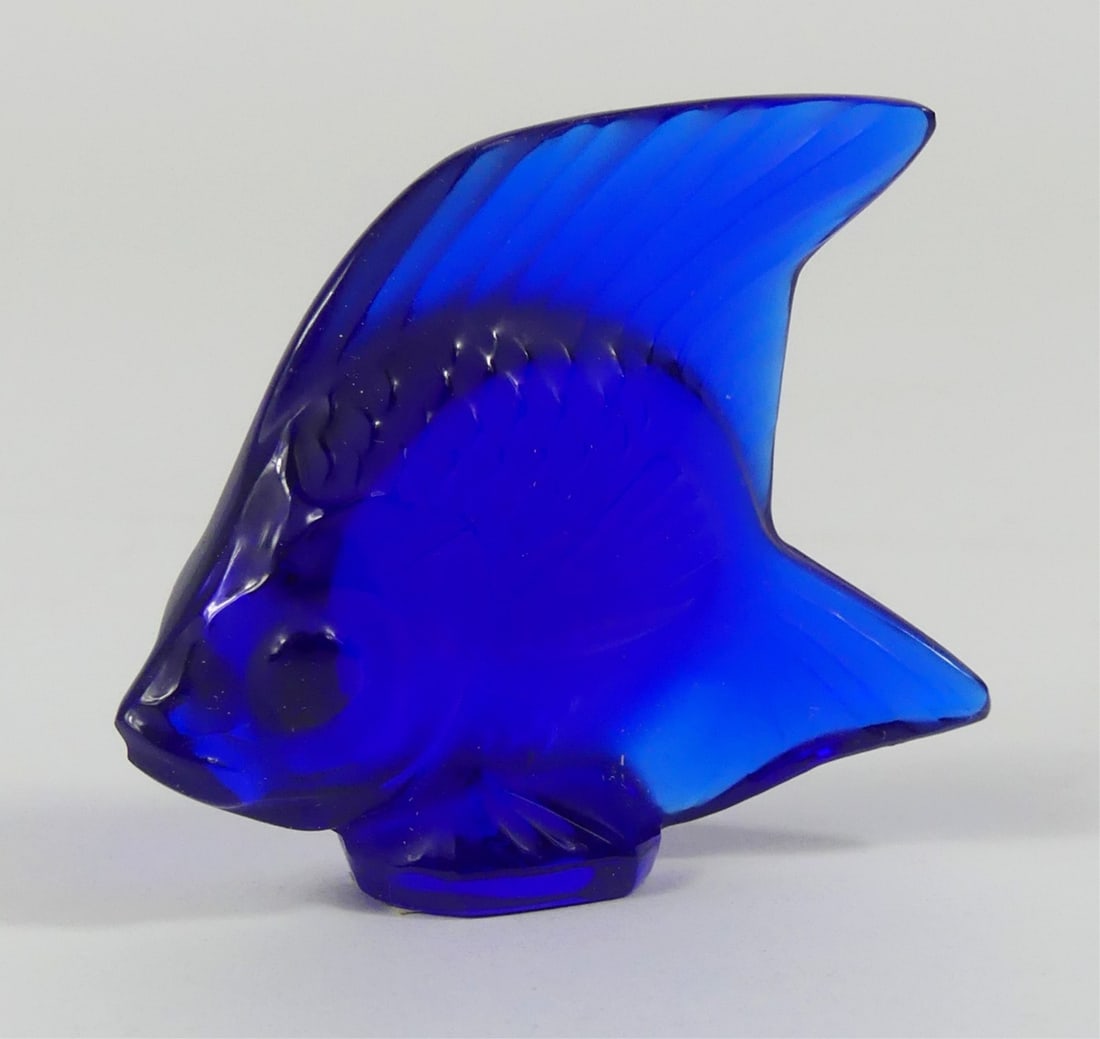 LALIQUE COBALT BLUE CRYSTAL ANGELFISH PAPERWEIGHT: Lalique cobalt blue crystal angelfish paperweight. Signed to side of base. Measures 2" length.