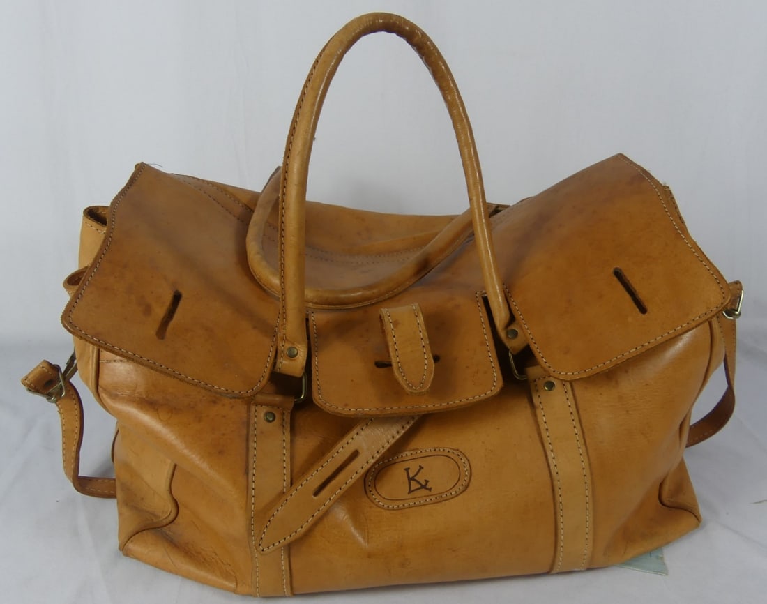 LEATHER WEEKENDER BAG (1 of 7)