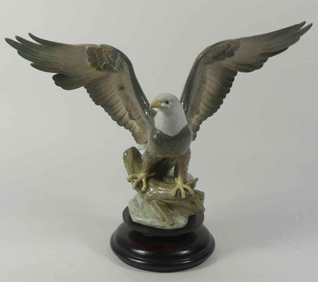 LLADRO 'FREEDOM EAGLE' PORCELAIN FIGURINE w BOX (1 of 8)