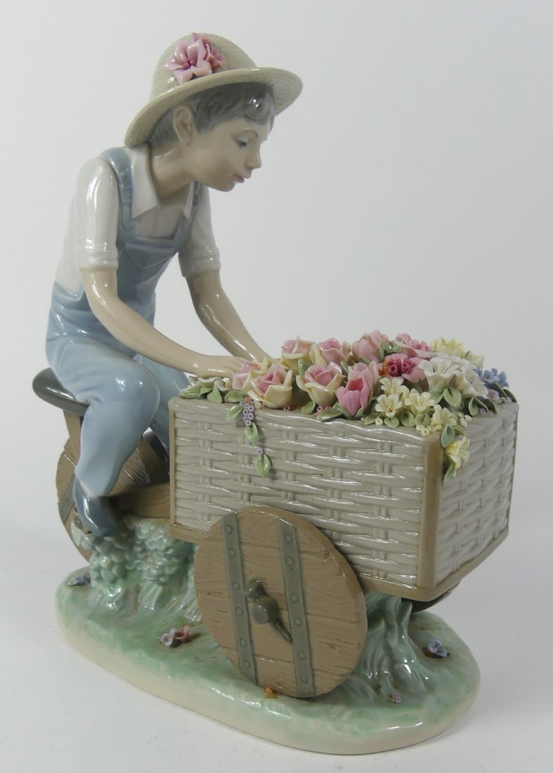 LLADRO 'FLOWER PEDDLER' PORCELAIN FIGURINE (1 of 7)