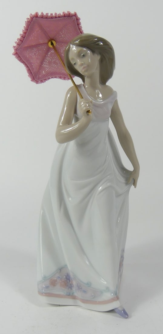 LLADRO 'AFTERNOON PROMENADE' FIGURINE w BOX (1 of 8)