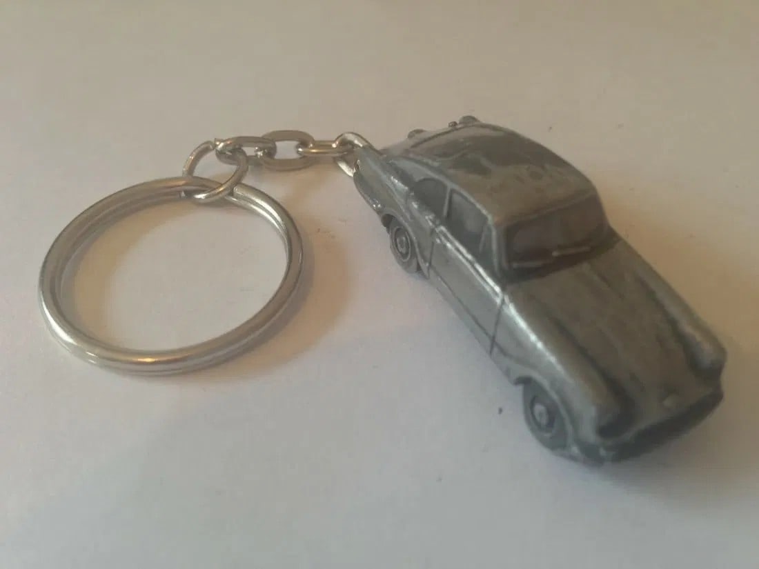 ASTON MARTIN DB5 KEYCHAIN: Aston Martin DB5 Keychain.