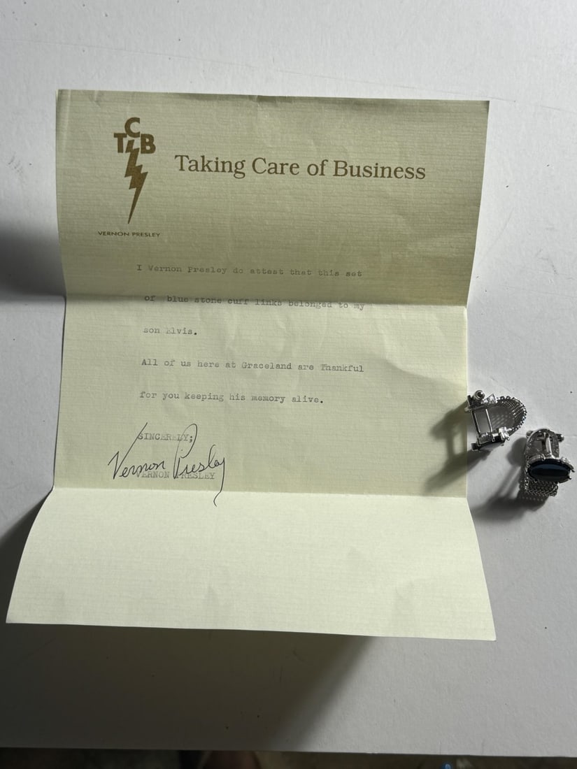 ELVIS PRESLEY OWNED BLUE STONE CUFFLINKS (1 of 4)