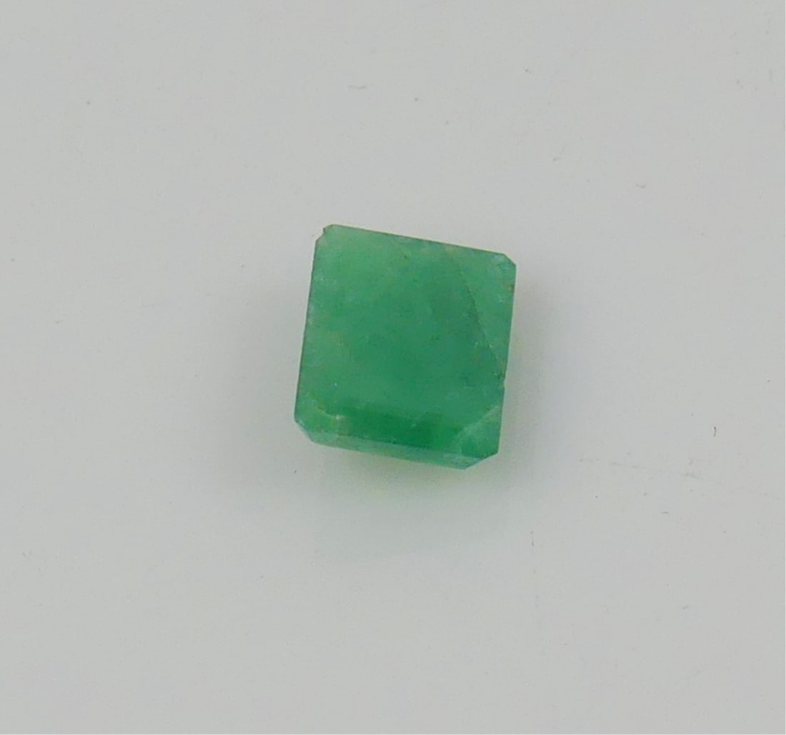 EMERALD CUT EMERALD 2CTW: Approx 2ct emerald cut emerald loose stone. Measures approx 12mm length.