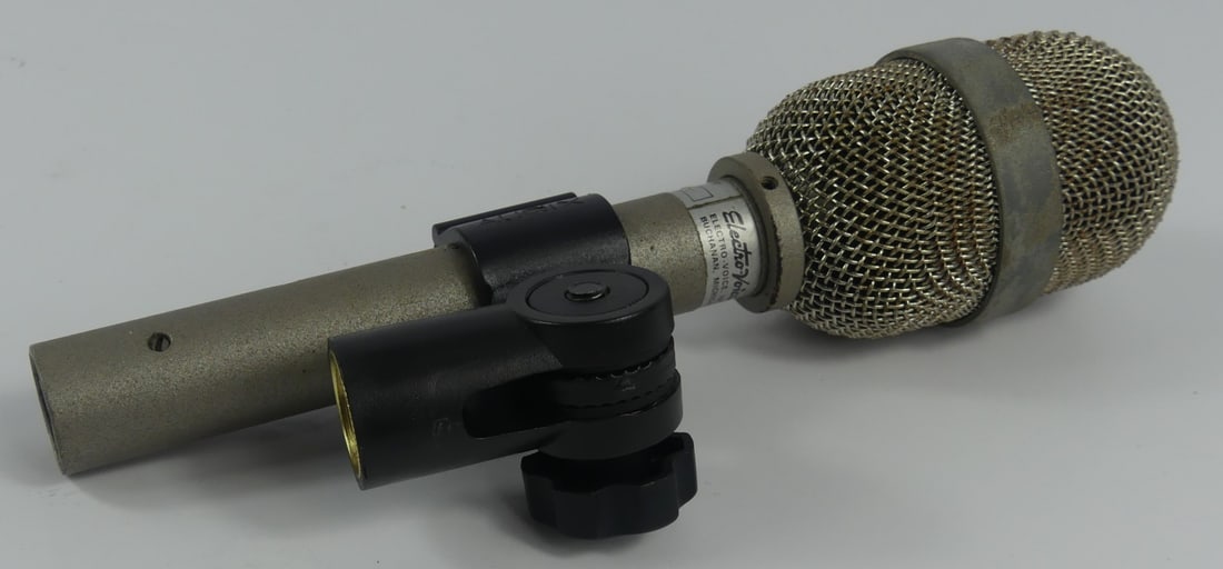 ELVIS PRESLEY OWNED ELECTRO VOICE MICROPHONE (1 of 8)