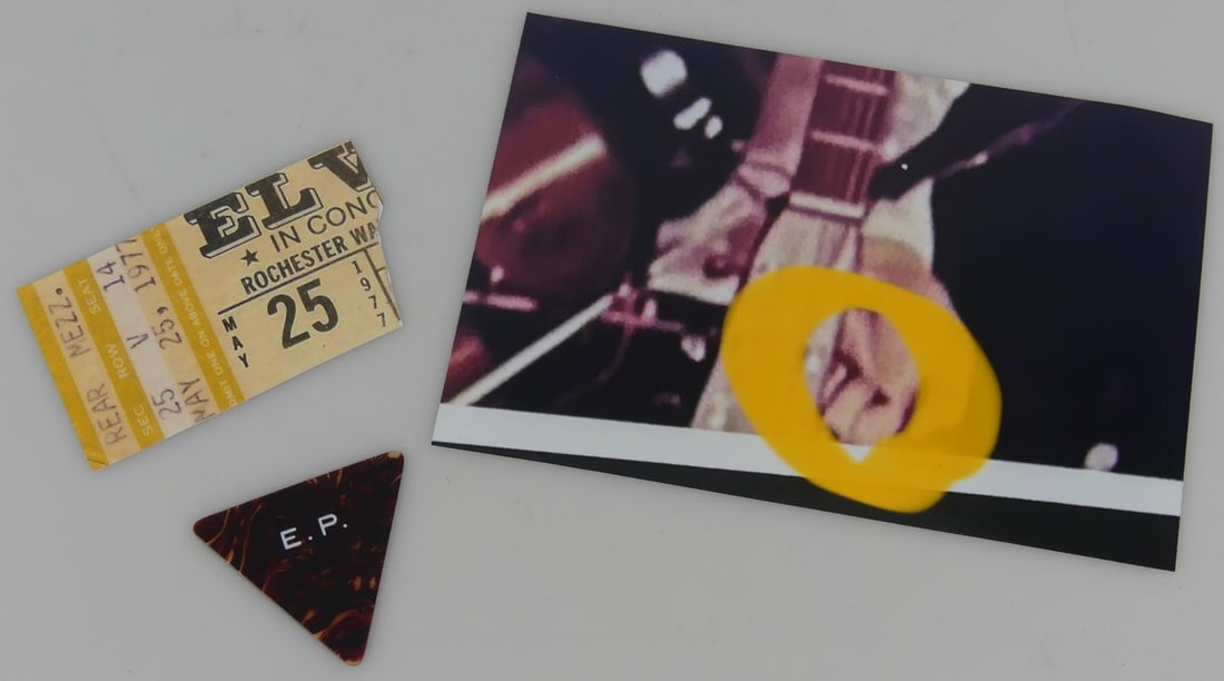 ELVIS PRESLEY OWNED FAUX TORTOISE GUITAR PICK (1 of 5)