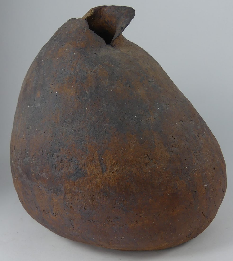 NATIVE AMERICAN POTTERY VASE (1 of 8)