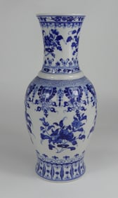 CHINESE BLUE & WHITE PORCELAIN VASE