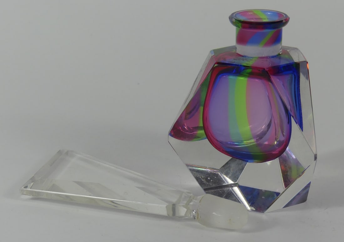 MURANO SOMMERSO STYLE PERFUME BOTTLE: Murano Sommerso style perfume bottle with stopper. Measures 7 1/2" x 3" x 3".