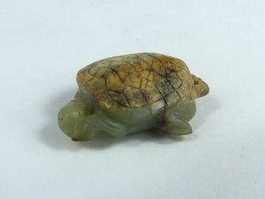 CHINESE CARVED JADE TURTLE PENDANT