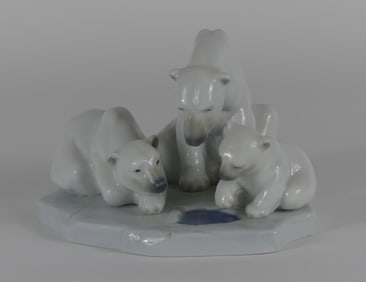 LLADRO 'BEARLY LOVE' PORCELAIN POLAR BEAR GROUP