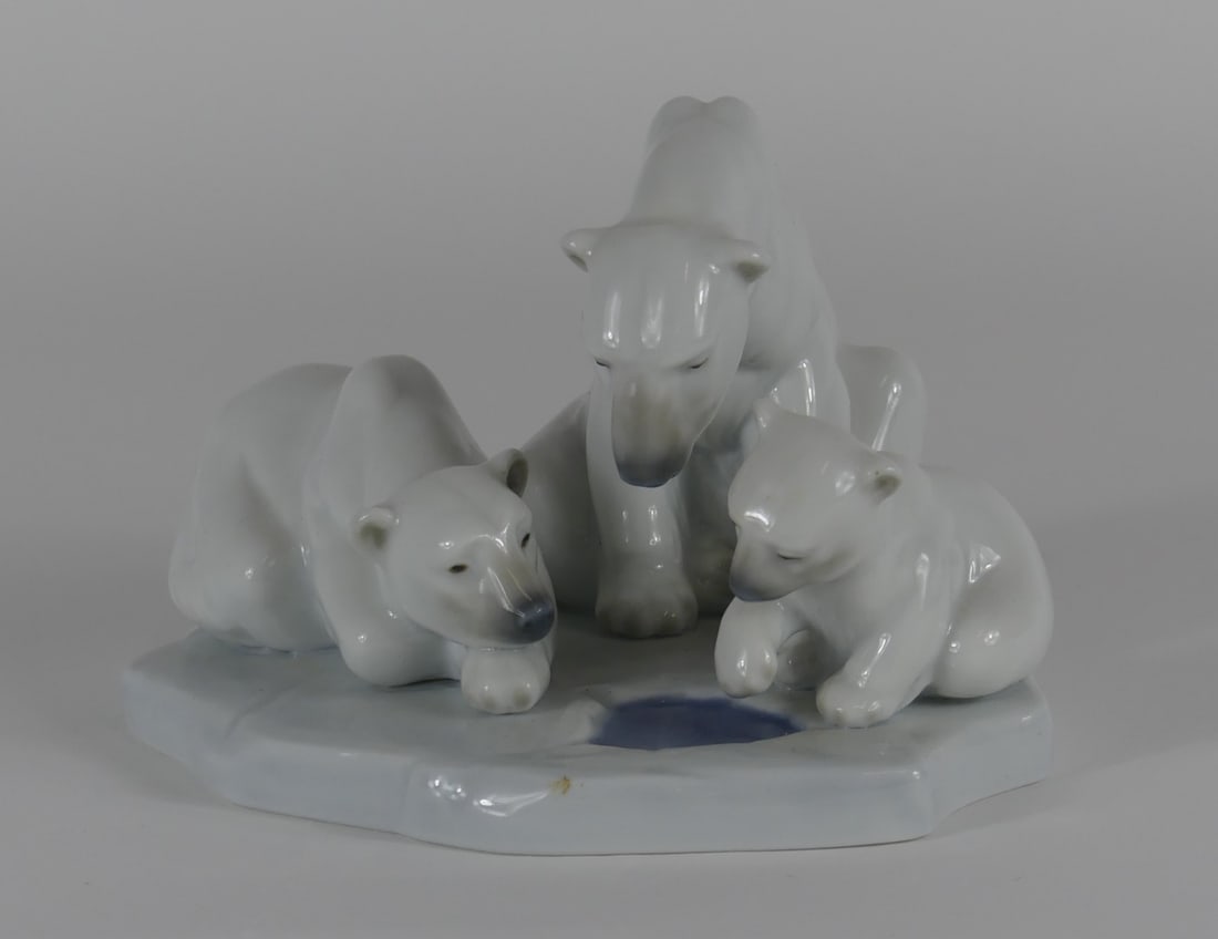 LLADRO 'BEARLY LOVE' PORCELAIN POLAR BEAR GROUP (1 of 9)