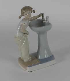LLADRO 'CLEAN UP TIME' PORCELAIN FIGURINE