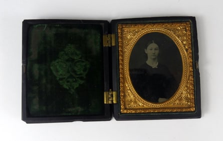 19th C NINTH PLATE DAGUERREOTYPE OF WOMAN