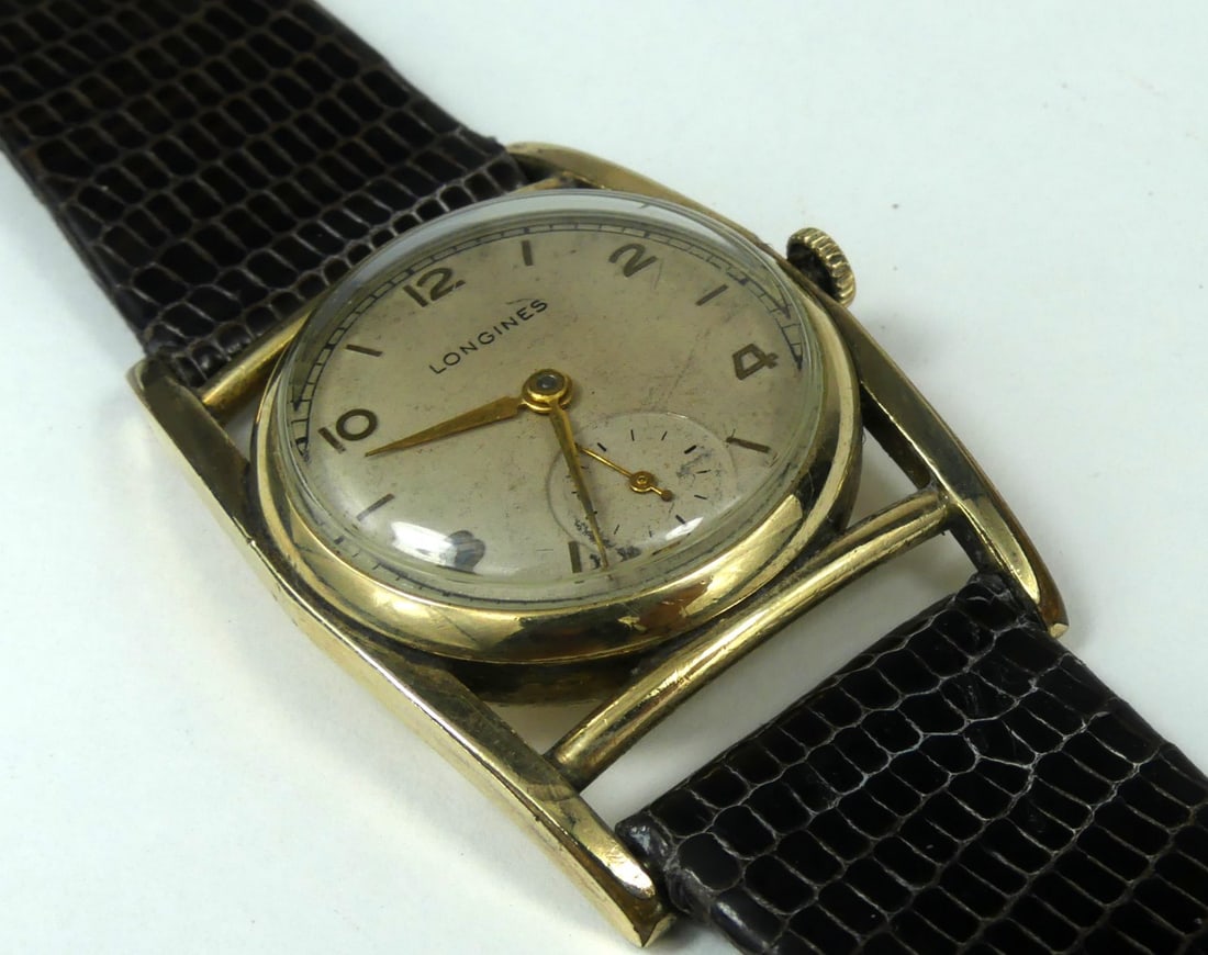 LONGINES MEN'S MAINLINER WRISTWATCH: Longines men's Mainliner wrist watch. 17j; cal 10L; gold filled. Circa 1945. Italian lizard band. Case measures approx 26mm; lug to lug 38mm; overall length 9 1/8".
