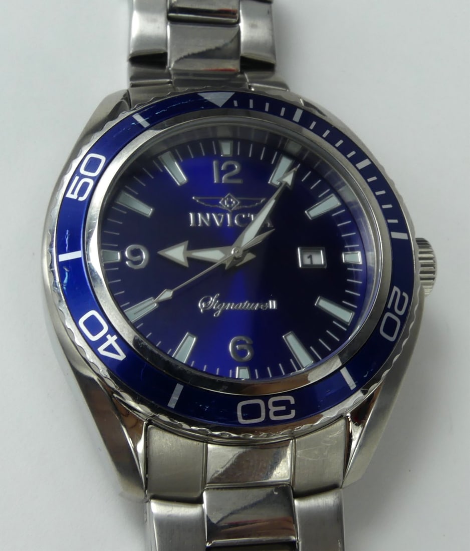 INVICTA SIGNATURE II STAINLESS WRISTWATCH: Invicta Signature II stainless steel wrist watch. Trithite night glow. #7218. Case measures approx 44mm; lug to lug 50mm.
