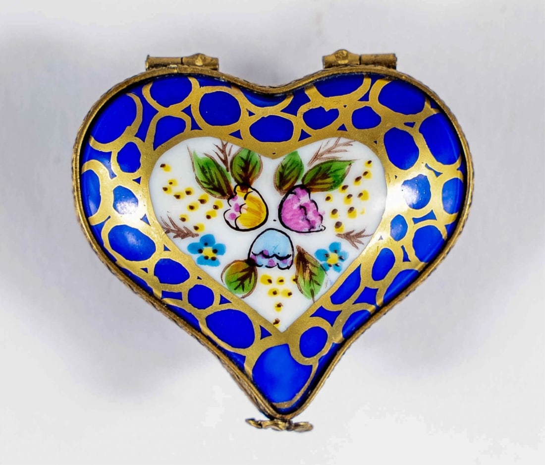LIMOGES 'HEART' PORCELAIN TRINKET BOX: Limoges porcelain trinket box in the form of a heart. Marked to underside. Measures 1 3/4" x 1 3/4" x 1".