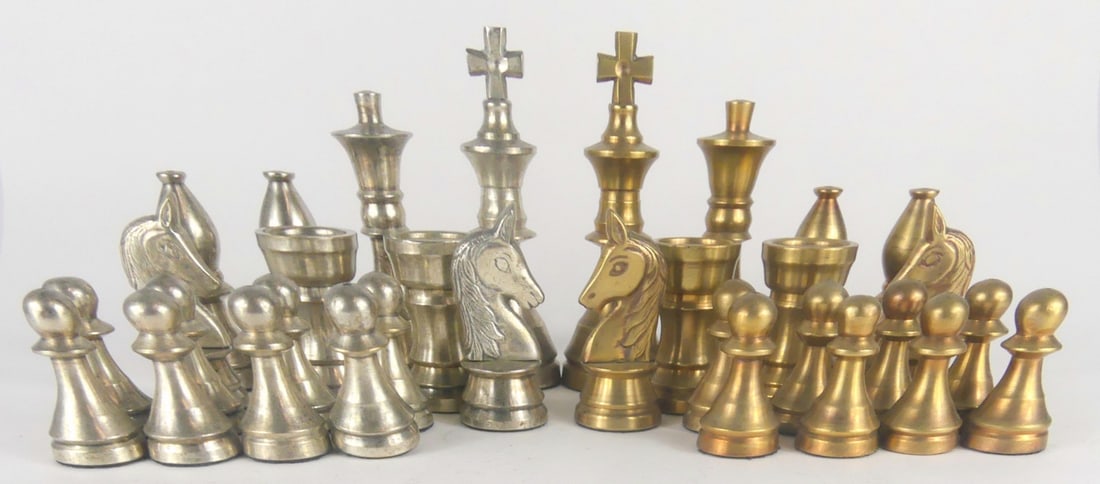 32pc VINTAGE BRASS & WHITE METAL CHESS PIECES (1 of 5)