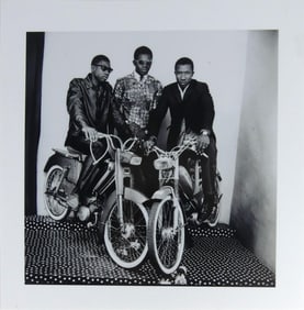 MALICK SIDIBE 'LES TROIS AMIS AVEC MOTO' PHOTO